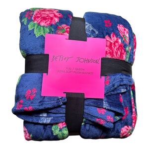 NWT Betsey Johnson Eiffel Tower and Roses Full/Queen Ultra Soft Plush Blanket